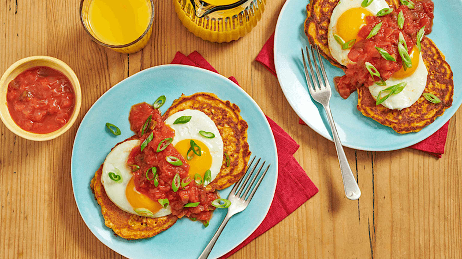PANCAKES AUX OIGNONS NOUVEAUX, MAÏS ET ŒUFS AUX PLATS
